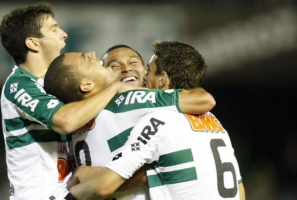 Volante Léo Gago comemora o terceiro gol da goleada alviverde sobre o Palmeiras | Hedeson Alves / Gazeta do Povo