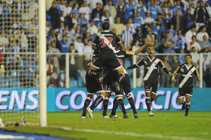 Vascaínos comemoram um dos dois gols da vitória sobre o Avaí | Flávio Neves / Agência RBS