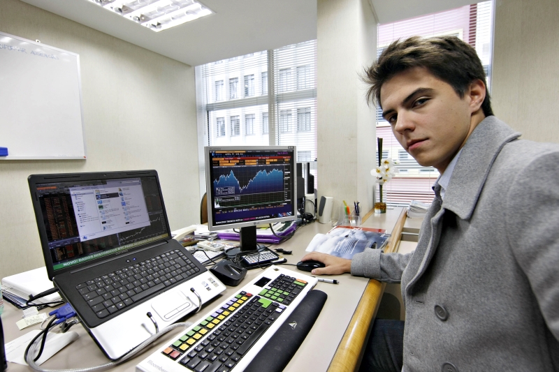 Juliano Hauer, estudante de Administração, de 21 anos, que há um ano aplica na bolsa | Valterci Santos/Gazeta do Povo