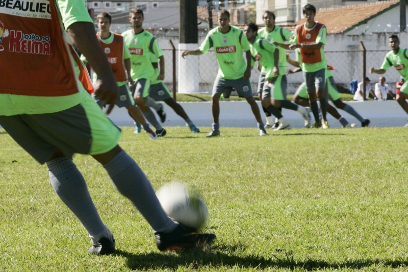 Jogadores do Operário treinam para o duelo decisivo de hoje com o Cianorte | Henry Milléo/ Gazeta do Povo