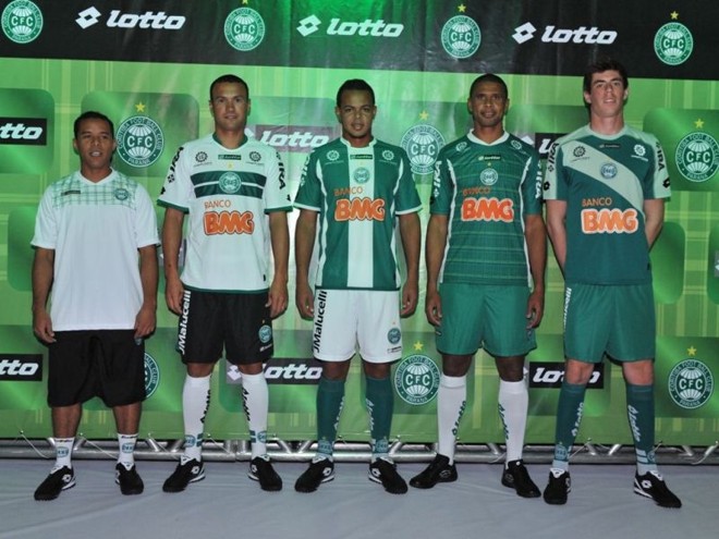 Roupa nova -O Coritiba apresentou ontem seus novos uniformes. O primeiro (vestido por Marcos Aurélio) é de viagem. A venda começou na semana passada 