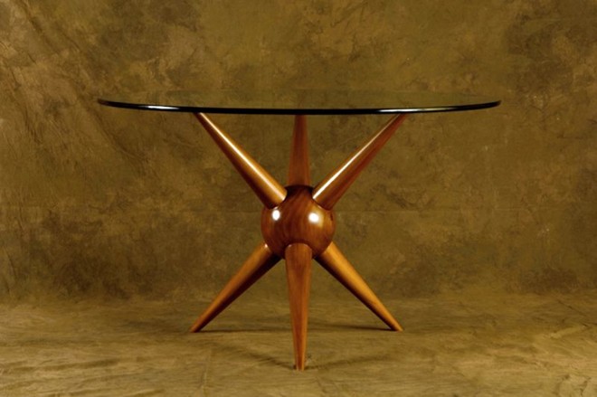 Algumas das mais de 100 peças de mobiliário que serão exibidas a partir de hoje na mostra retrospectiva do arquiteto e designer paulista Carlos Motta | 