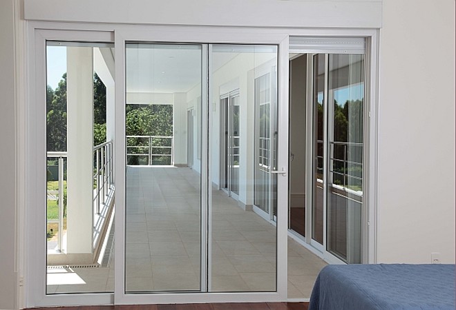 Esquadrias em PVC -A utilização de portas e janelas com esquadrias em PVC começa a se tornar uma tendência na arquitetura brasileira, principalmente em construções com grandes vãos e janelas de vidro. Além do conforto proporcionado pelo isolamento térmico dos ambientes, porque impede a entrada do frio no período de outono/inverno e de calor no verão, é isolante acústico. O segredo da retenção está no sistema de vedação e encaixe, conta a sócia da Euro System (uma das pioneiras do segmento no país) Elisabete Cassettari.