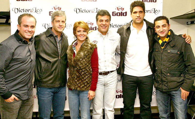 Beto e Fernanda Richa prestigiaram o show lotado da dupla Victor&Leo, domingo, no Guairão, e foram recepcionados no camarim pelos diretores da Prime, Mac Lóvio Solek (à esquerda) e Athayde Neto (à direita) e pelos músicos | Gustavo Garrett