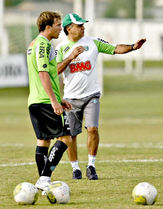 Marcelo Oliveira, comandante da trajetória imbatível do Coxa em 2011, orienta Willian, que deve voltar ao time no Pacaembu | 