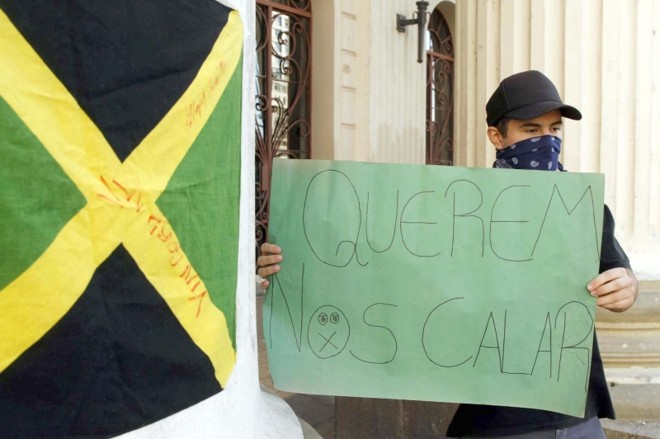 Cenas de um protesto nas escadarias da UFPR |