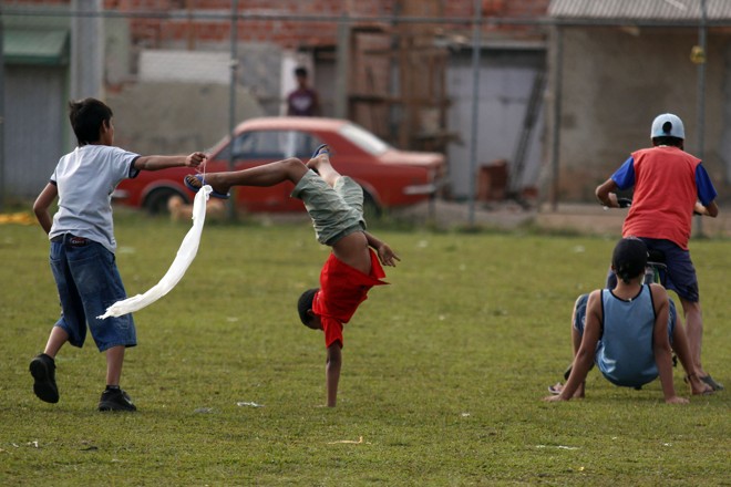 Criancas do bairro Liberdade, em Colombo, que ainda não fazem parte do programa Catavento: situações de risco aumentam quando eles ficam sozinhos em casa | 