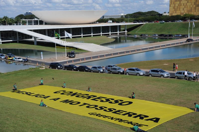 Protestos contra o novo Código- Um grupo de ativistas da ONG ambientalista Greenpeace tentou iniciar na tarde de ontem um protesto contra a votação do novo Código Florestal. Os manifestantes colocaram uma faixa no gramado em frente ao Congresso com os dizeres: "Congresso desliga a motosserra". A segurança da Câmara, no entanto, retirou a faixa. Pela manhã, policiais da Casa pediram que quatros estudantes da Universidade de Brasília se retirassem das dependências do prédio depois que eles circularam pelos corredores com cartazes pedindo o arquivamento do projeto que muda o Código Florestal | Fábio Rodrigues Possebom/ ABr