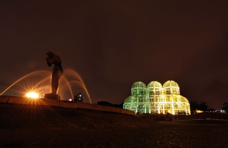 Iluminação comemorativa com as cores verde e amarela marcou os 1000 dias que faltam para a Copa do Mundo de 2014 | Hedeson Alves/Agência de Notícias Gazeta do Povo
