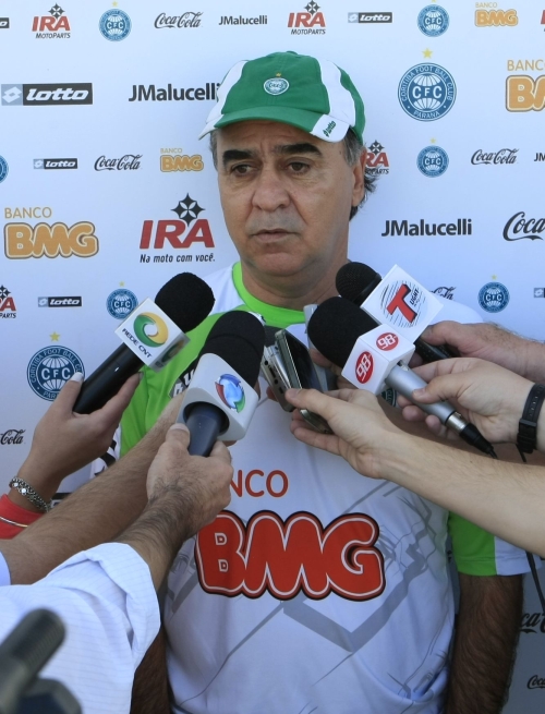 O técnico Marcelo Oliveira passou o dia dando entrevistas sobre o massacre coxa-branca sobre o Palmeiras | Antonio Costa/ Gazeta do Povo