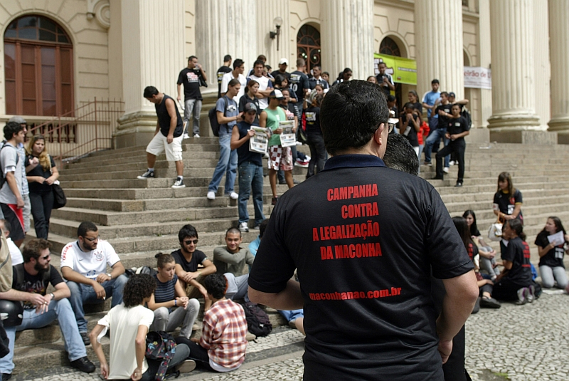 Em março, uma manifestação contra a legalização, na Praça Santos Andrade, virou um debate sobre o tema | Walter Alves/Gazet ado Povo