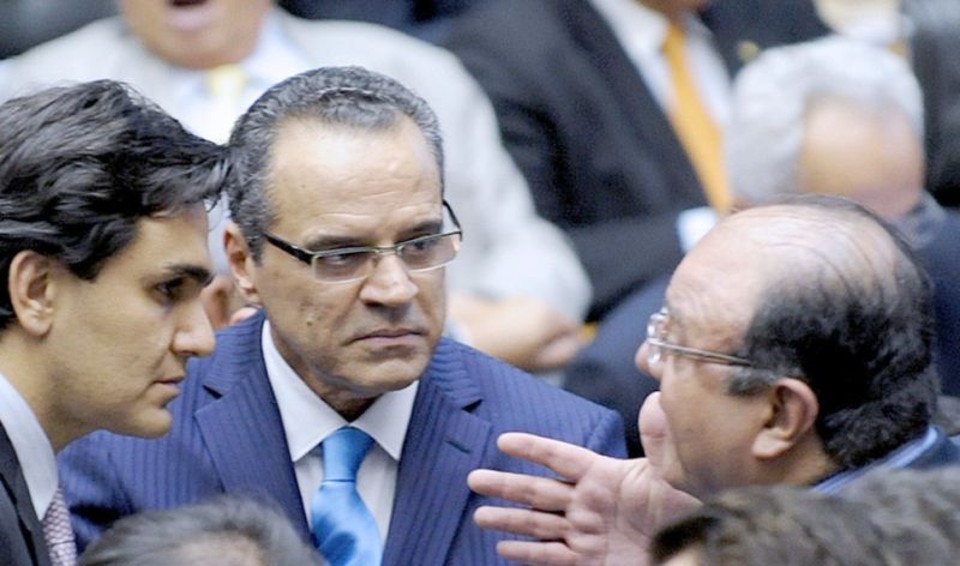 Tensão: Henrique Alves (esq., de óculos), líder do PMDB, e Vaccarezza (dir.), líder do governo, discutem na sessão do Código | Diógenes Santos/Ag. Câmara