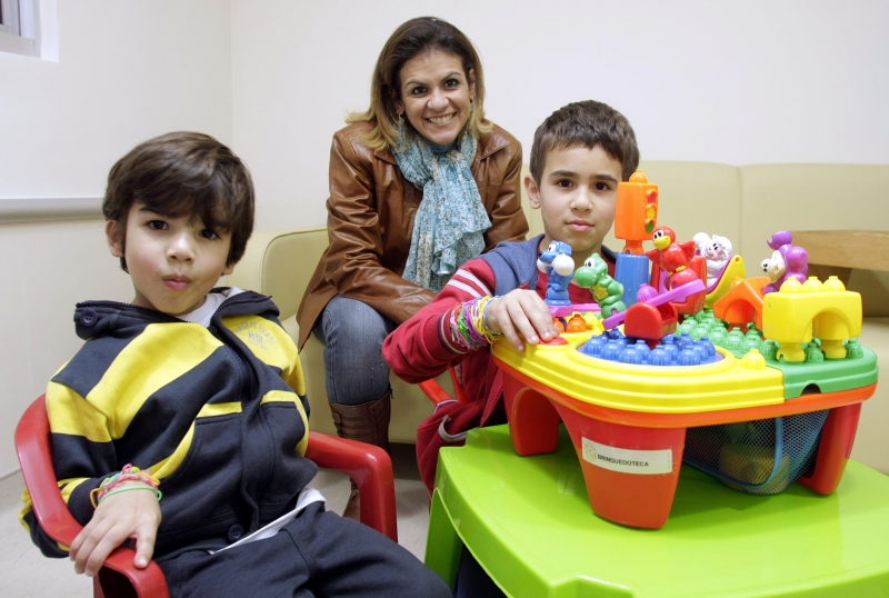Mariana Moretão com os filhos Gustavo (à esquerda) e Guilherme,
que recebeu a medula do irmão | Hugo Harada/Gazeta do Povo
