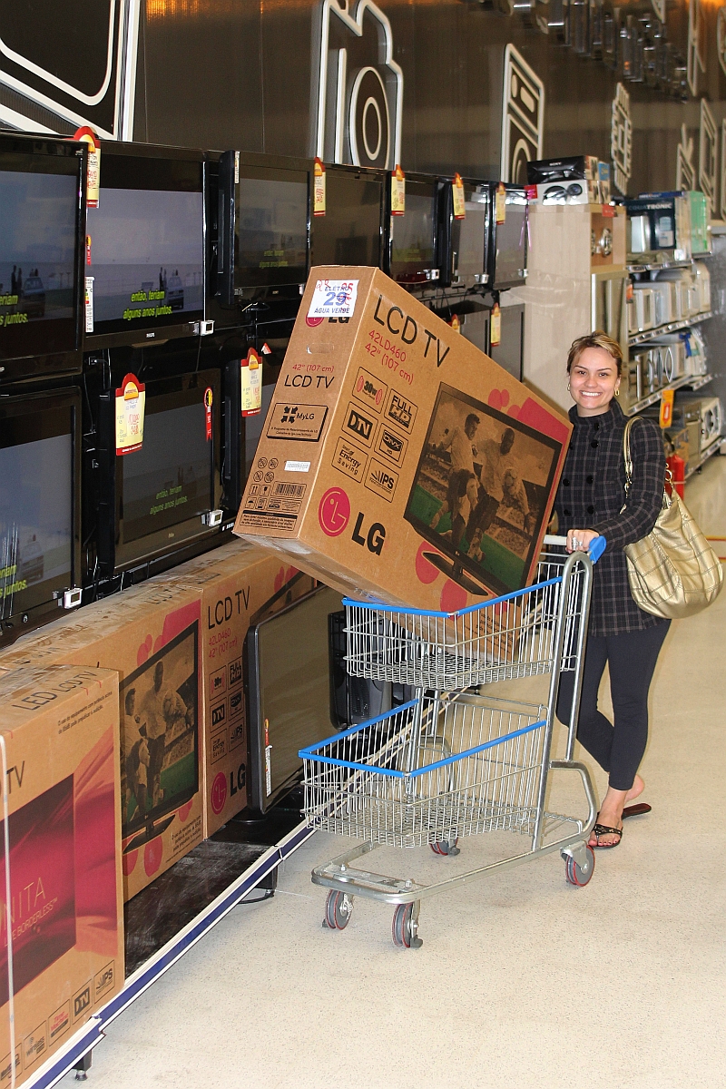 Lyana Lustosa acabou de ganhar uma tevê que foi parcelada em 20 vezes | Walter Alves/ Gazeta do Povo