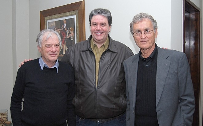 A convite do diretor-presidente do Grupo Educacional Uninter,Wilson Picler (ao centro), o físico e escritor Fritjof Capra (à dir.), e o cientista britânico Roy Madron foram jantar anteontem na Trattoria Boulevard. Os dois estão em Curitiba para a Conferência Internacional de Cidades Inovadoras (CICI2011), que ocorre até amanhã no Cietep e da qual o grupo é um dos patrocinadores | 