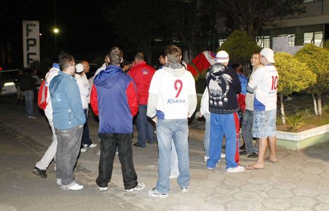 Torcedores do Paraná em frente à sede do TJD tentando fazer pressão | 
