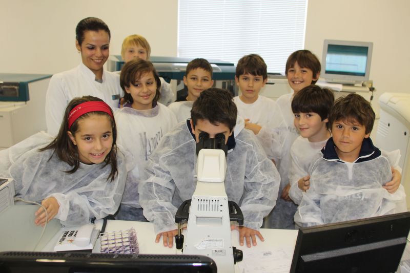 Os alunos da professora Dejanira observam as células no laboratório Lanac | Walter Alves/Gazeta do Povo