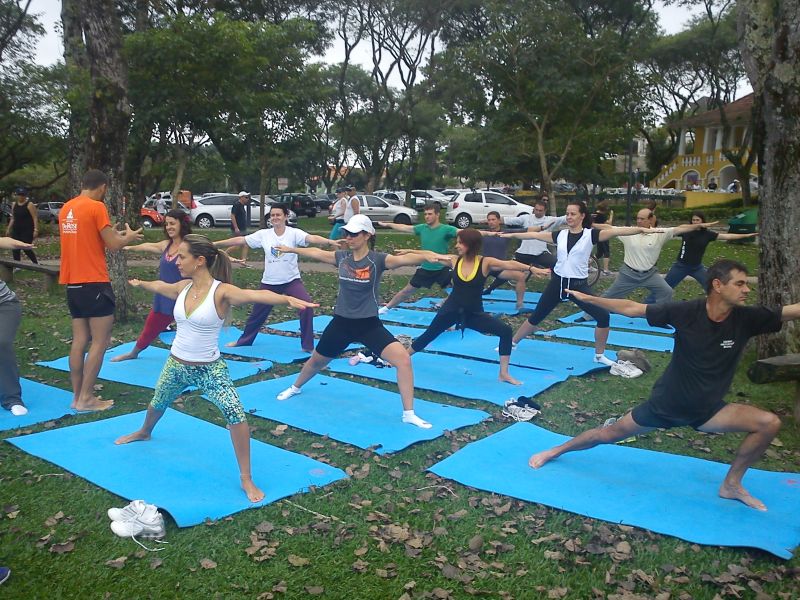 Aula no gramado: práticas físicas, técnicas respiratórias e meditação | Divulgação