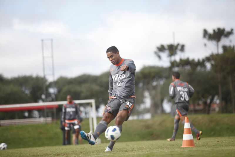 O meia Cléber Santana é um dos reforços que treinam no CT do Caju para fortalecer o Atlético na tentativa de arrancar bem no Brasileiro | Jonathan Campos/ Gazeta do Povo