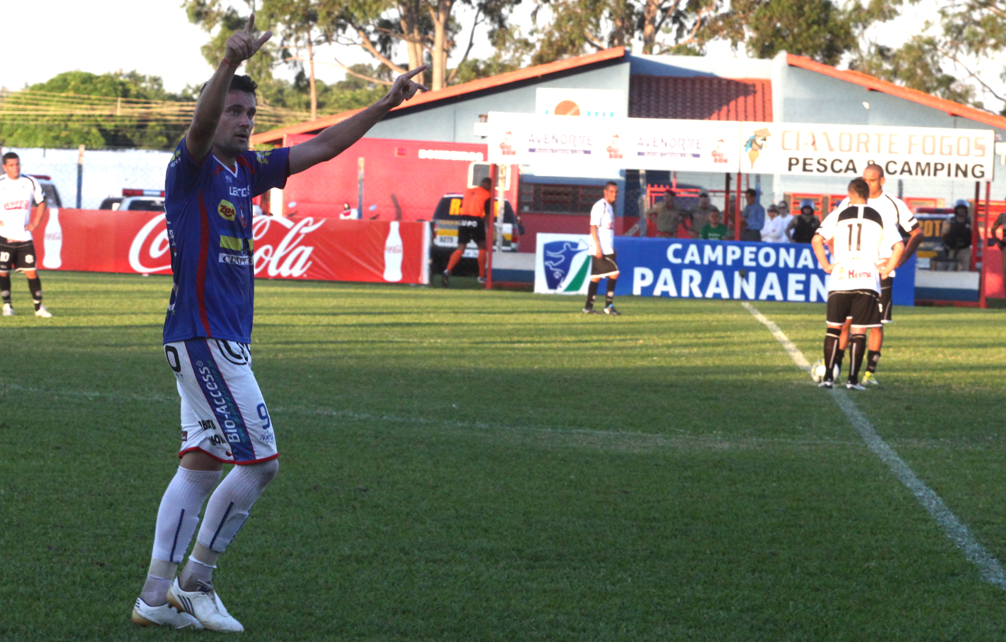 Giancarlo comemora um dos gols contra o Operário domingo: atacante defende o reconhecimento dos gols na final do Interior | Dirceu Portugal/Gazeta do Povo