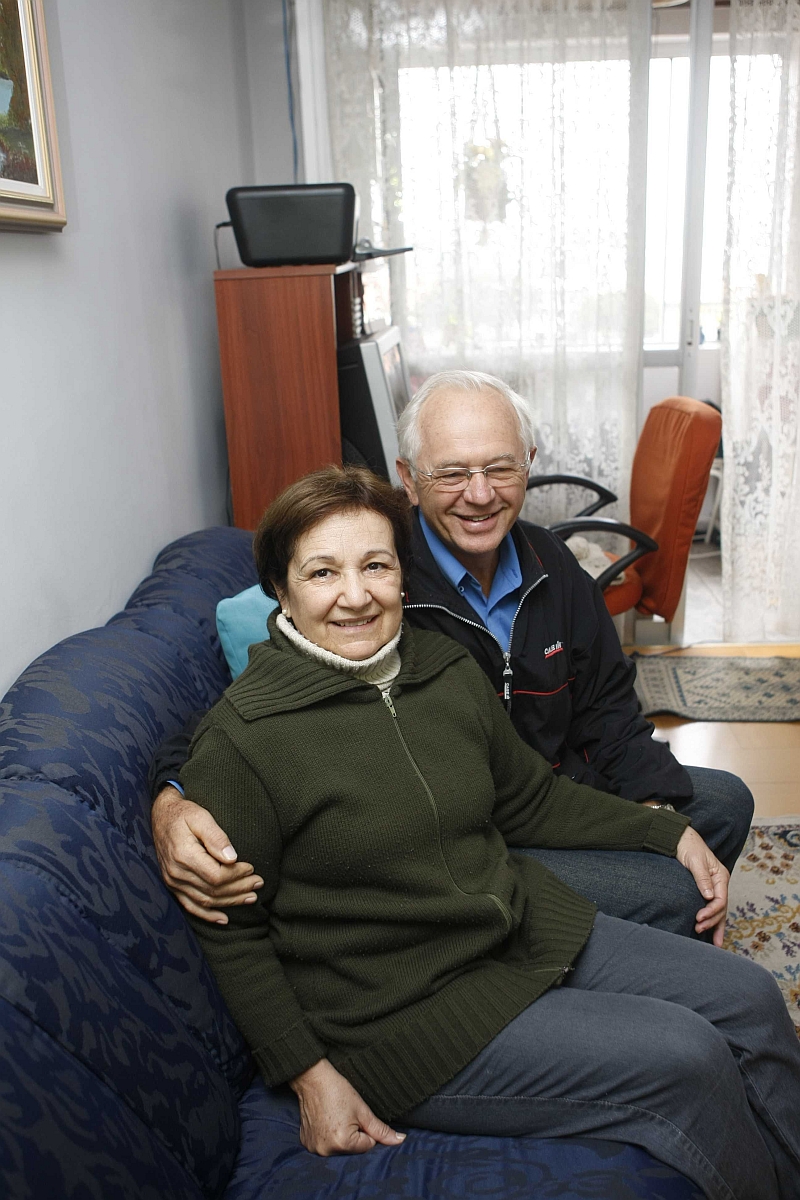 O casal Elza e Rene Seifert mora em um apartamento no Pinheirinho que foi arrematado em leilão por 52% do valor de mercado | Aniele Nascimento/ Gazeta do Povo