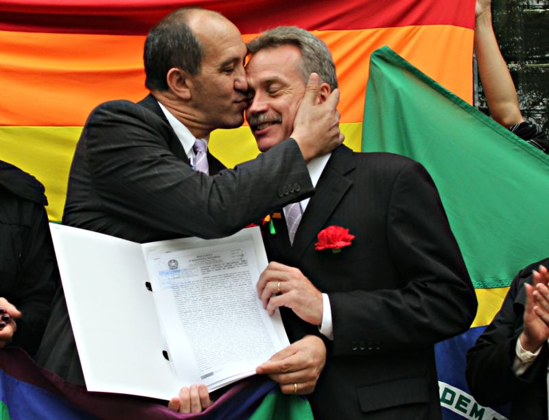 Casal curitibano comemora liberação da união homoafetiva: agora, caso está no Congresso. | Walter Alves/Agência de Notícias Gazeta do Povo