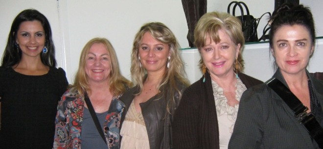 LANÇAMENTO DE BIJOUX -A designer Maria Ignez Tassi Simões lançou sua nova coleção de bijoux com animado coquetel na loja Je Veux, que apresentava os calçados da nova temporada na mesma ocasião. Na foto, a proprietária da loja, Juliana Brito, e Nereide Michel, Maria Ignez, Maria Angela Tassi e Vanessa Malucelli |