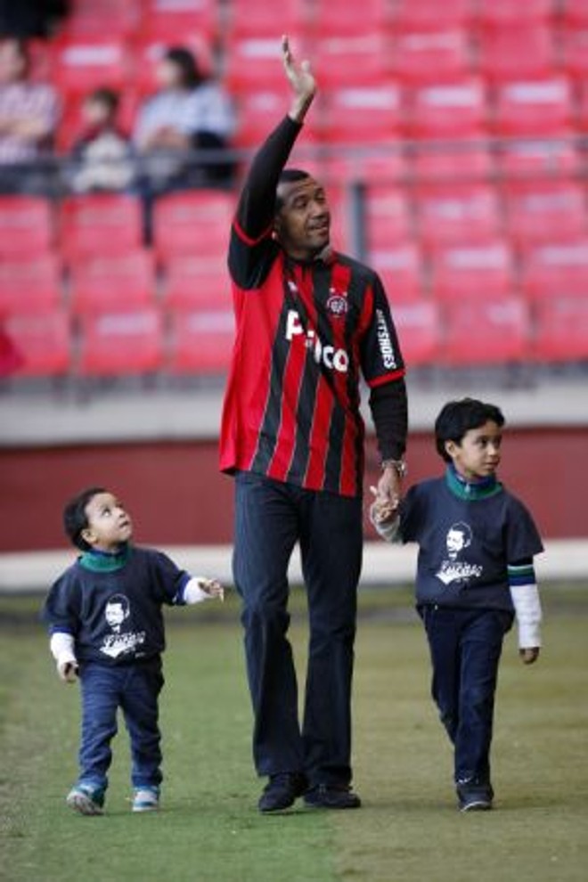Emoção -O ex-atacante do Atlético, Lucas, foi homenageado antes da partida contra o Grêmio. Ele recebeu uma placa e uma camisa do time, como forma de agradecimento pela contribuição dada ao clube, especialmente na primeira passagem. O agora ex-jogador, acompanhado pelos filhos, não conseguiu conter as lágrimas. | 