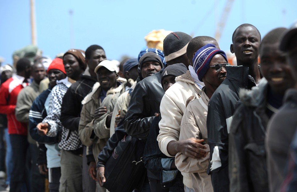 O navio Red Star One, fretado pela Organização Internacional para as Migrações, pegou 800 pessoas tentando escapar da guerra civil que estavam há dias em Misrata. O plano seria receber 1.000 pessoas | AFP