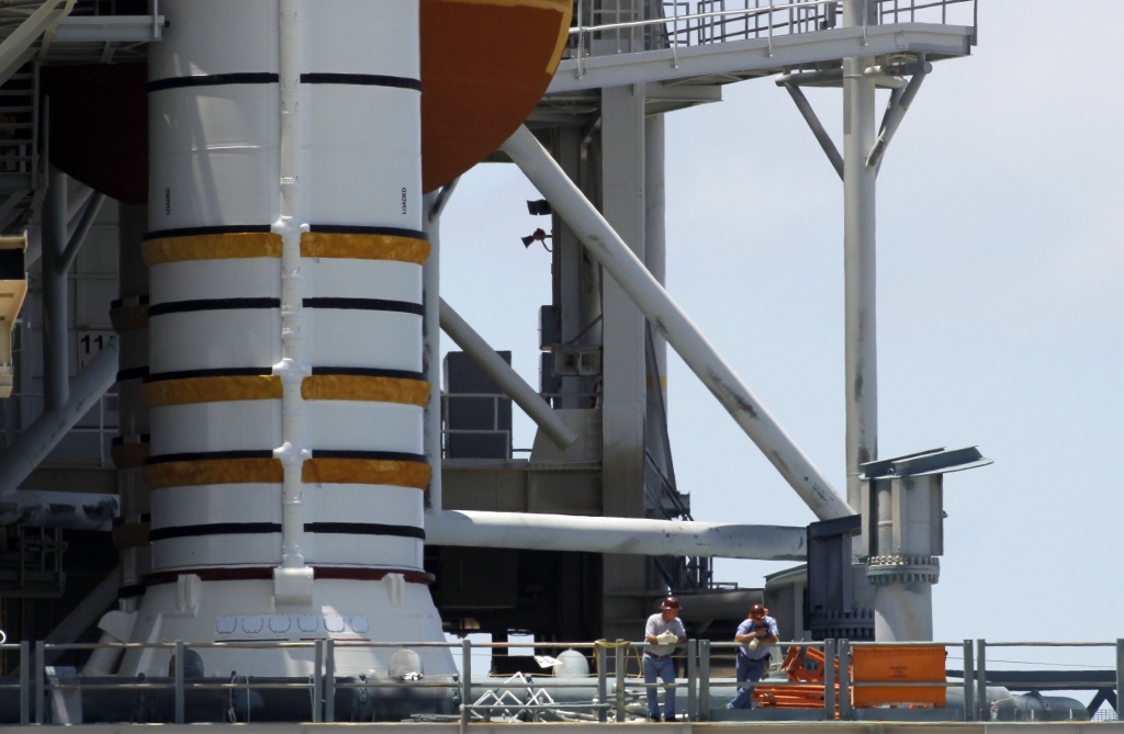 Trabalhos para tentar resolver um problema elétrico no ônibus espacial continuam | Reuters