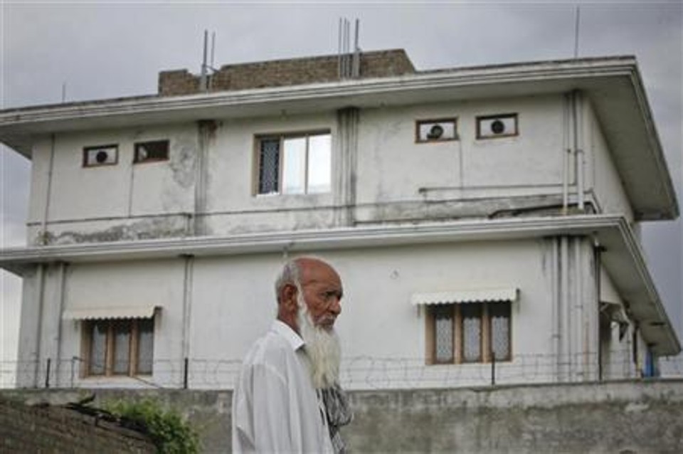 Morador caminha em frente à casa onde Osama bin Laden foi morto | Reuters