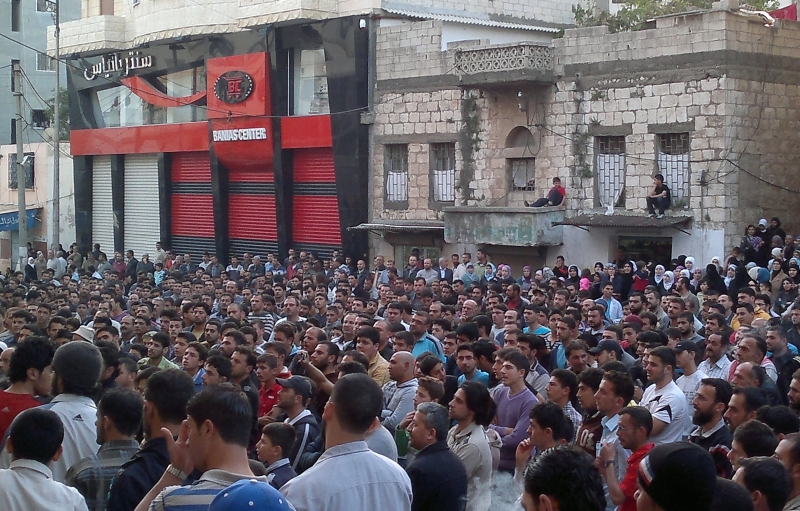 Manifestantes anti-governo ocupam ruas de Banias, na Síria | AFP