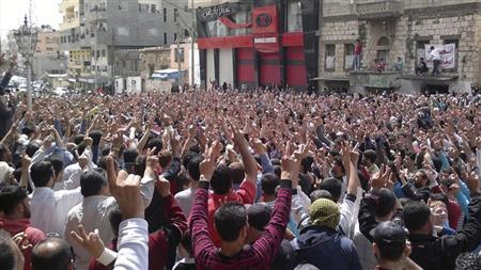 Manifestantes realizam protesto após orações de sexta-feira na cidade de Banias, na Síria: tanques sírios invadiram distritos de Homs e cidades ao sul no domingo | REUTERS/Handout