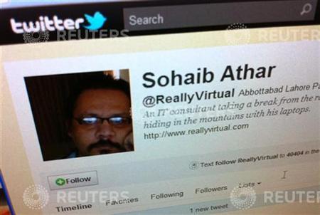 Uma tela de computador em Cingapura mostra a página do twitter de Sohain Athar, que escreveu que uma forte explosão havia sacudido as janelas de sua casa, na cidade paquistanesa de Abbottabad | Reuters