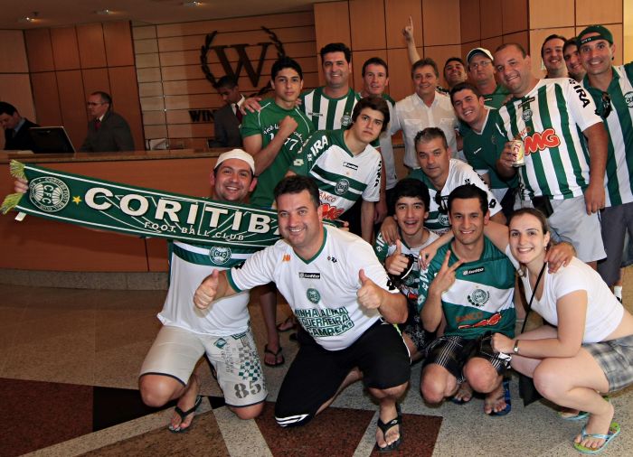 Torcida coxa no hotel onde o Coritiba está hospedado em Copacabana, o mesmo do título do Brasileiro de 85 | Albari Rosa / Gazeta do Povo