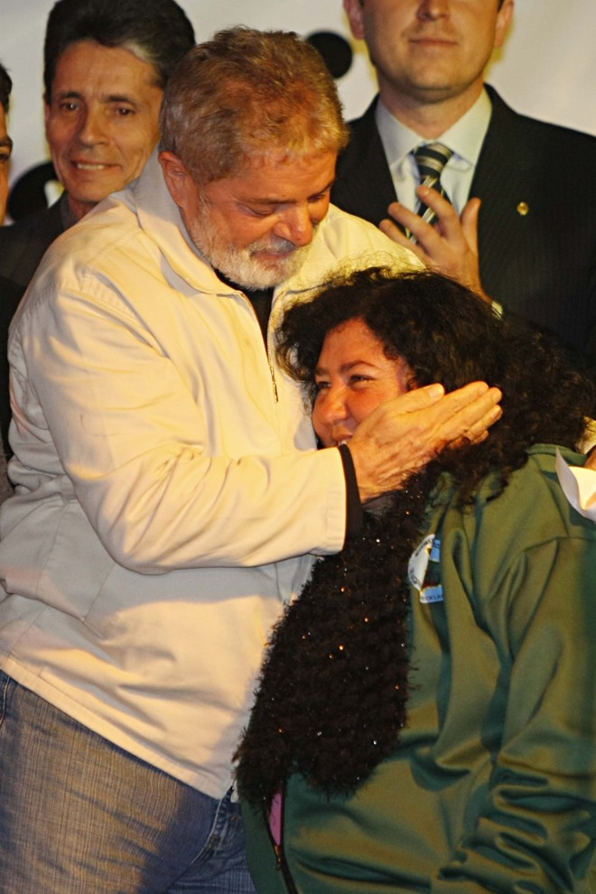 Presidente abraçou a presidente do Movimento das Catadoras de Material Reciclável, Marilza Lima |