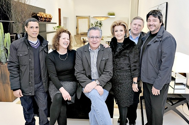 Os designers Silvio Romero (à esq.), Jacqueline Terpins, Pedro Mendes e Sérgio Fahrer (de barba) foram recebidos pelo casal de empresários Romano e Marinice Bettega (entre Mendes e Fahrer) nesta terça-feira, na loja Momentum & Design, para o coquetel de lançamento do projeto 