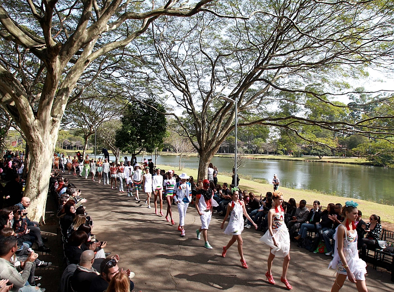 A Cavalera apresentou um verão leve e colorido, pontuado por peças de alfaiataria | Paulo Whitaker/Reuters
