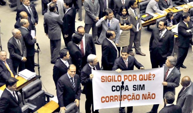 Deputados de oposição cobram o fim do sigilo na MP da Copa exibindo uma faixa no plenário da Câmara | 