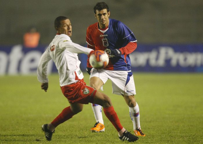 Luciano Castán marca o ataque do Salgueiro | Hedeson Alves / Gazeta do Povo