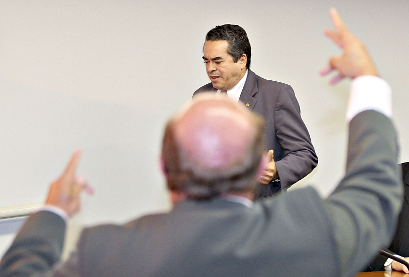 O presidente da comissão de Agricultura, Lira Maia (DEM-PA), deixa a sessão que convocou Palocci sob protesto dos governistas | Alan Marques/Folhapress