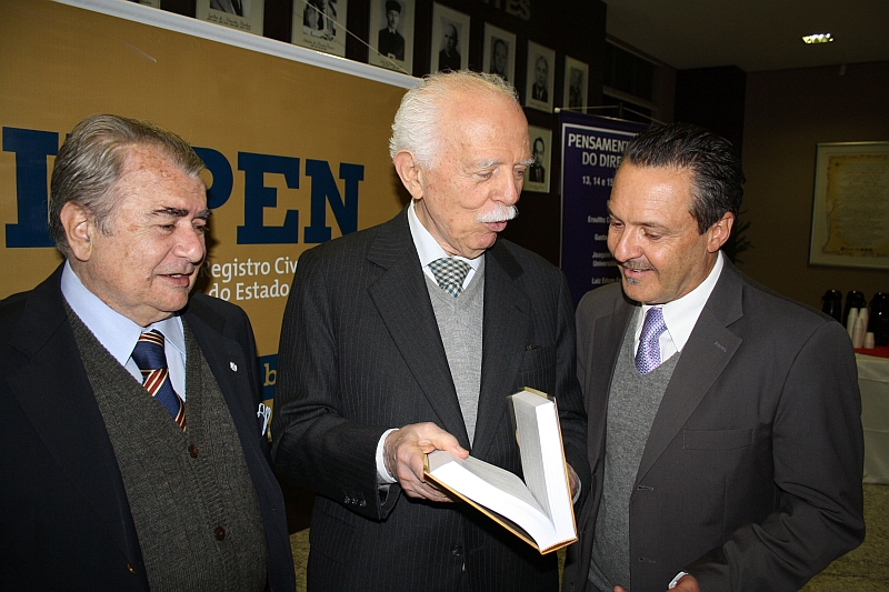 Um dos principais juristas brasileiros, o advogado e escritor Walter Ceneviva (ao centro), reuniu-se na sede da OAB-PR, na noite de quarta-feira, com alguns dos principais nomes do Direito de Família no Brasil, no III Simpósio Paranaense de Direito de Família Contemporâneo, entre eles, o diretor do Instituto Brasileiro de Direito de Família, Zeno Veloso (à esq.) e o vice-presidente da Associação dos Notários e Registradores do Paraná, Angelo Volpi | Cecilia Gibson