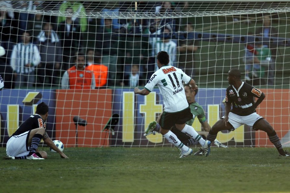 Anderson Aquino marcou três, ontem, no goleiro Fernando Prass | Walter Alves/ Gazeta do Povo
