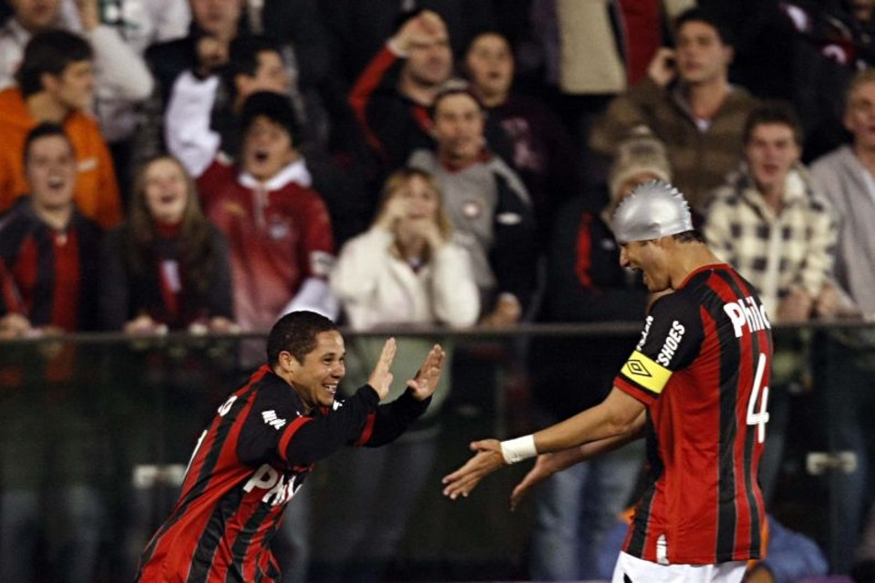 Madson comemora com Rafael Santos o primeiro gol atleticano no Brasileiro 2011. Foi de falta, a especialidade de Paulo Baier, que saiu do time para a entrada do baixinho | Albari Rosa/Gazeta do Povo