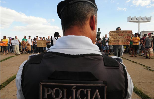 Policial acompanha manifestantes durante marcha em defesa da legalização da maconha, em Brasília | Agência Brasil