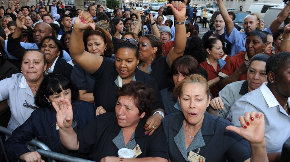 Camareiras fazem protesto em frente ao tribunal em Nova York, nesta segunda-feira (6) | AFP PHOTO/Stan HONDA