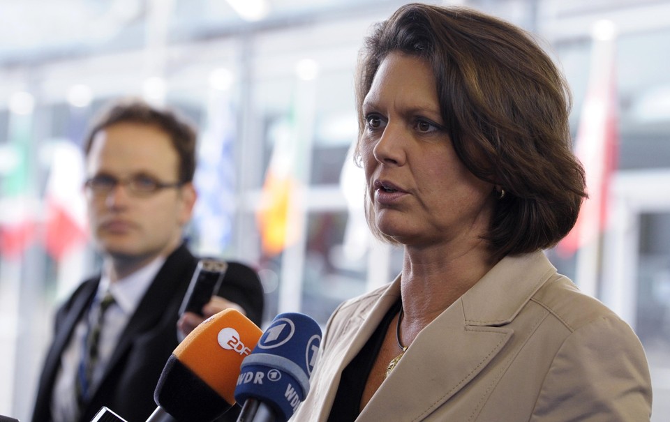 A ministra da Agricultura e Proteção ao Consumidor da Alemanha, Ilse Aigner, fala à imprensa internacional antes da reunião emergencial da UE, nesta terça-feira (7) | REUTERS/Ezequiel Scagnetti
