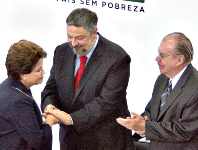 Antônio Palocci, com a presidente Dilma e José Sarney: petistas admitem que situação de ministro é delicada | 