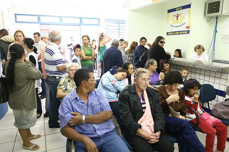 Posto de saúde lotado em Londrina: fixação de metas no SUS pode ajudar a mudar cenas como esta | Gilberto Abelha/Gazeta doPovo