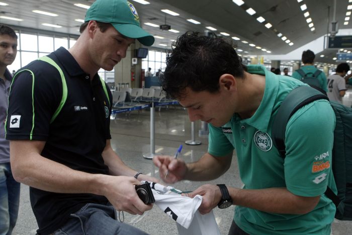 Anderson Aquino dá autógrafo no saguão do aeroporto do Rio: tristeza por estar fora da finalíssima | Albari Rosa / Gazeta do Povo